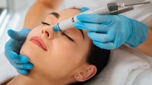 Hydrafacial cilt bakımı hizmeti için cilt bakım uygulama fotoğrafı
