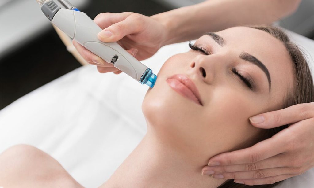 Hydrafacial cilt bakımı hizmetine ait ikinci profesyonel cilt bakım görseli